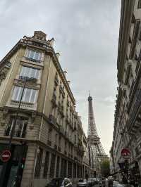 Eiffel Tower下的Merry-go-round 