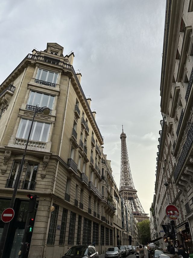 Eiffel Tower下的Merry-go-round 