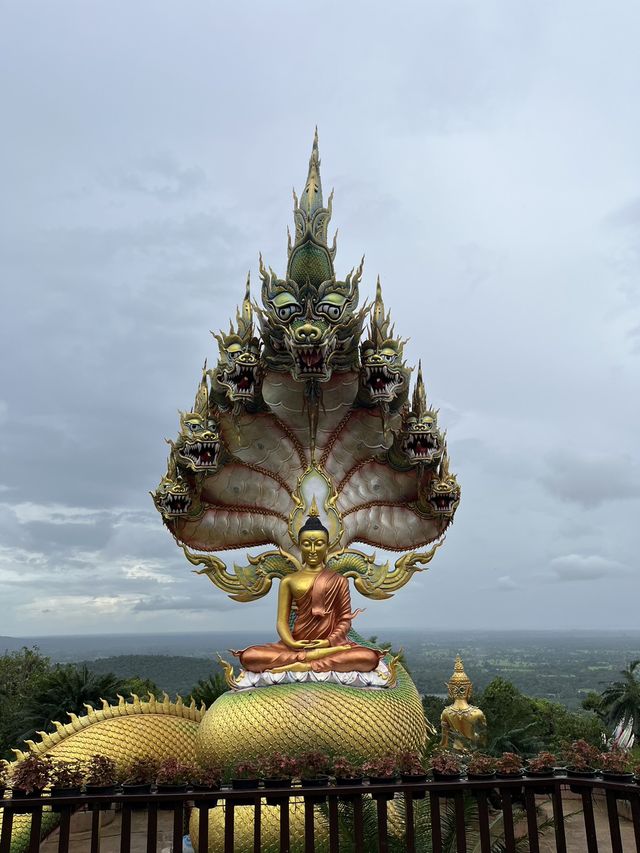 วัดถ้ำผาแด่น สกลนคร