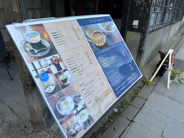 北海道・小樽。レトロなカフェの青の洞窟クリームソーダ『大正硝子 くぼ家』