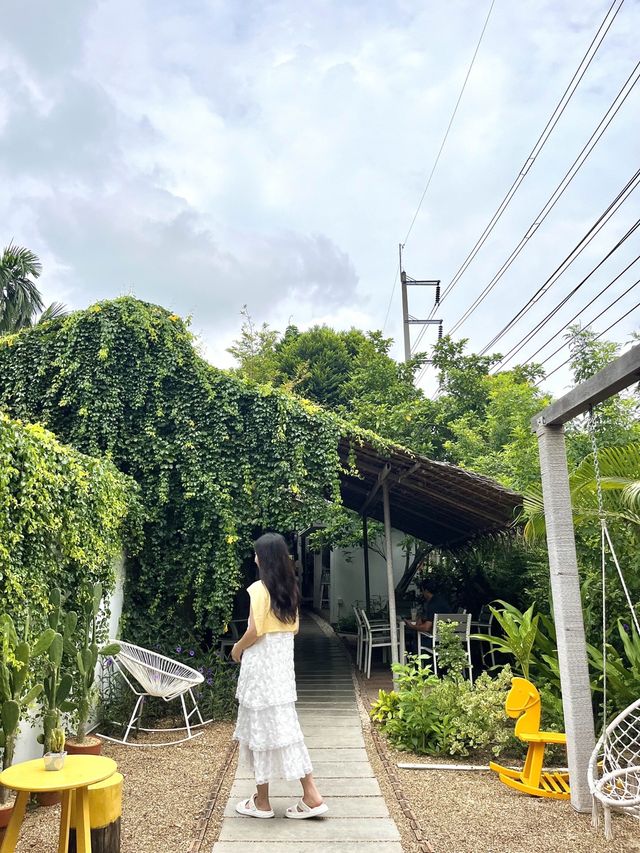 예쁜 나무 그네와 해외분위기가 제대로 느껴지는 방콕 카페
