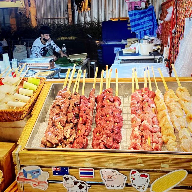 Food market at Ploen RueDee 