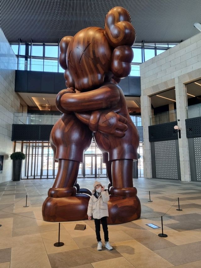 새로운 조형물들로 변신한 파라다이스시티 플라자
