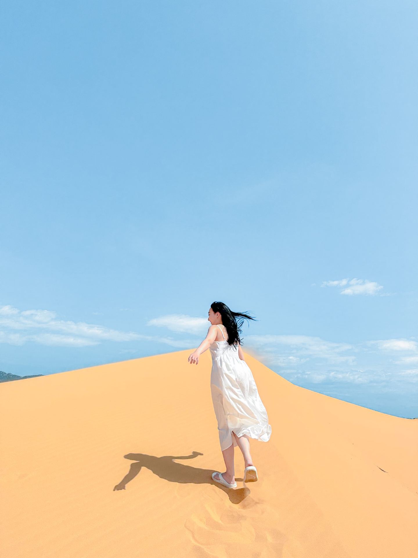 The charming blue sky that meets the end of the sand, the Panrang Desert💙💛