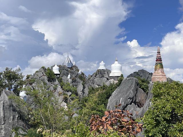 Unseen ลำปาง วัดสวยเจดีย์สีขาว บนยอดเขาสูงเสียดฟ้า
