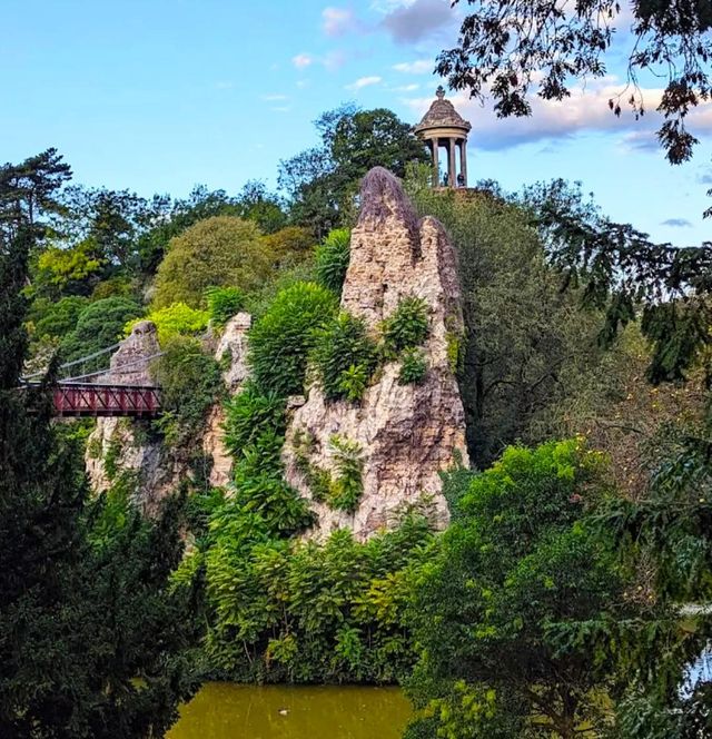 @ THE PARC DES BUTTES CHAUMONT IN PARIS!