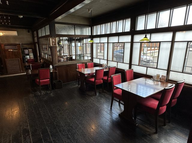 北海道・小樽。レトロなカフェの青の洞窟クリームソーダ『大正硝子 くぼ家』