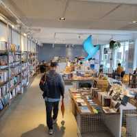 基隆最美的風景書店！一邊看書一邊品茶、咖啡，眺望基隆內港山海景觀！
