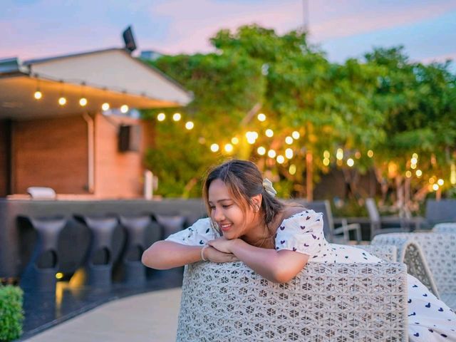 นอนชิลดูอาทิ​ตย์ตกทะเลบนrooftopที่Crossvibepattaya