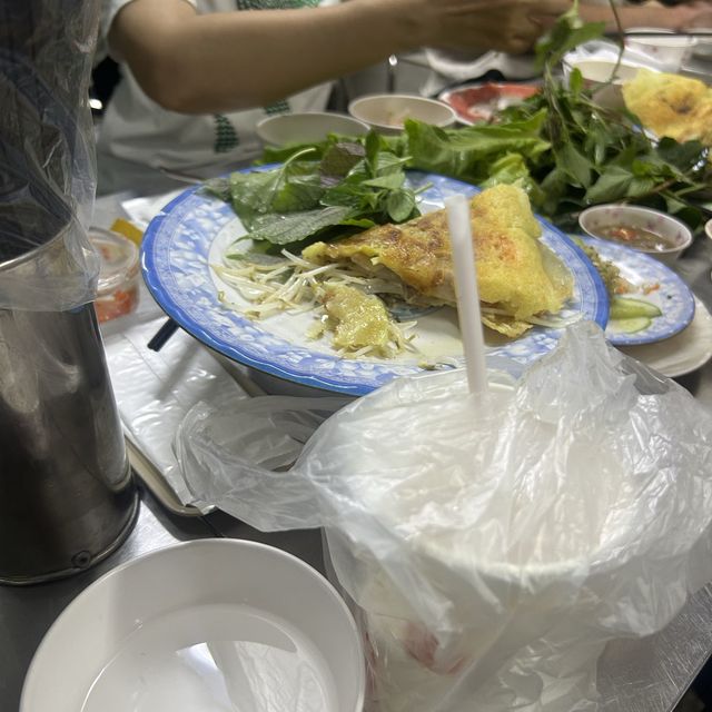 每一天都爆滿的越式煎餅小吃店