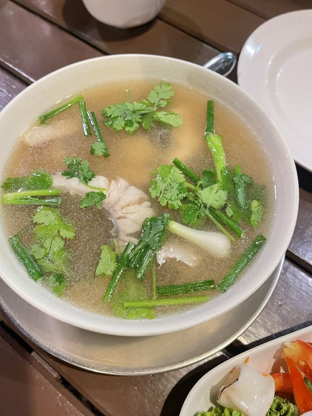 ครัวร่มไม้ชายน้ำ