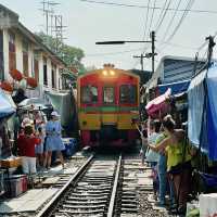 曼谷探秘之美工鐵道市場：奇妙的火車經驗