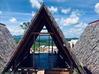 การตั้งแคมป์ใน Rock Village นั้นเป็นประสบการณ์ที่สนุกสนานที่สุด บ้านไม้สไตล์ Attap ที่เป็นเอกลักษณ์เฉพาะที่นี่สร้างขึ้นท่ามกลางกองหินที่งดงาม เมื่อมองออกไปเห็นทิวทัศน์ภูเขาที่สวยงามและเมฆที่ลอยอยู่ คุณจะได้สัมผัสกับความมหัศจรรย์และความงามของธรรมชาติ

อากาศบริสุทธิ์บนยอดเขาซึ่งห่างไกลจากความวุ่นวายและมลภาวะในเมืองทำให้ฉันผ่อนคลายได้อย่างเต็มที่ เพลิดเพลินกับชีวิตการตั้งแคมป์ที่สะดวกสบายพร้อมกับชิมกาแฟราคาถูกและชื่นชมทิวทัศน์ที่สวยงาม

หากคุณไม่ได้วางแผนจะนำอาหารมาเองก็ไม่ต้องกังวล! สามารถสั่งอาหารไทยพื้นถิ่น หมูกะทะ ฯลฯ ให้มาส่งที่ยอดเขา ให้คุณได้เพลิดเพลินกับอาหารรสชาติต้นตำรับ พร้อมชื่นชมความเงียบสงบของยอดเขาไปด้วย

บริเวณตั้งแคมป์มีเต็นท์บนหลังคาให้คุณเลือก 6 หลัง ซึ่งแต่ละหลังมีอากาศถ่ายเทและกว้างขวาง หากคุณต้องการความเป็นส่วนตัวมากขึ้น คุณสามารถนำเต็นท์มาเองได้ นอกจากนี้ยังมีห้องสุขาและห้องอาบน้ำอีก 2 ห้อง รวมถึงอ่างล้างหน้ากลางแจ้ง ให้ความเป็นอยู่ที่สะดวกสบาย

หมู่บ้านร็อค
ที่ตั้ง: กัมปง คูระ 08210 เจเนียง เกอดา

#สถานที่ตั้งแคมป์
