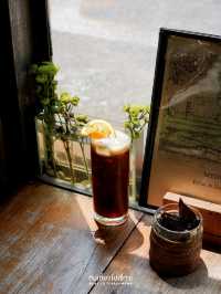 ร้านกาแฟสไตล์วินเทจใจกลางเอกมัย