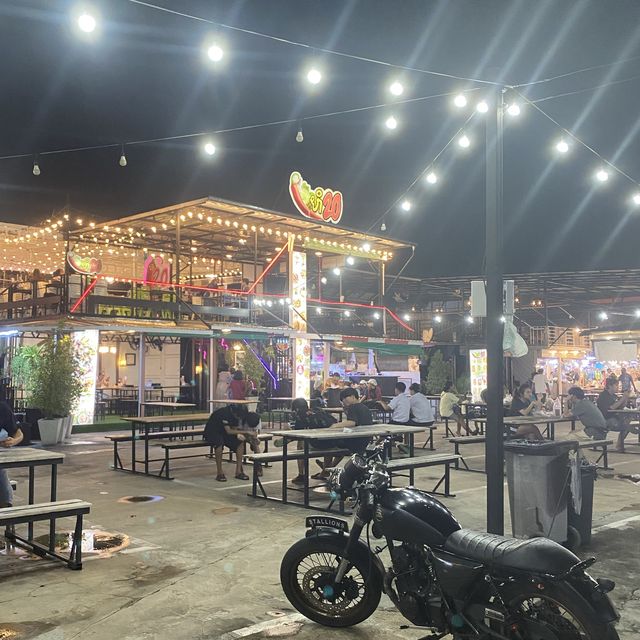 A must visit local night market bangkok 👍🏻