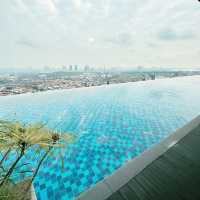 Inviting infinity pool @Holiday Villa JB 🇲🇾