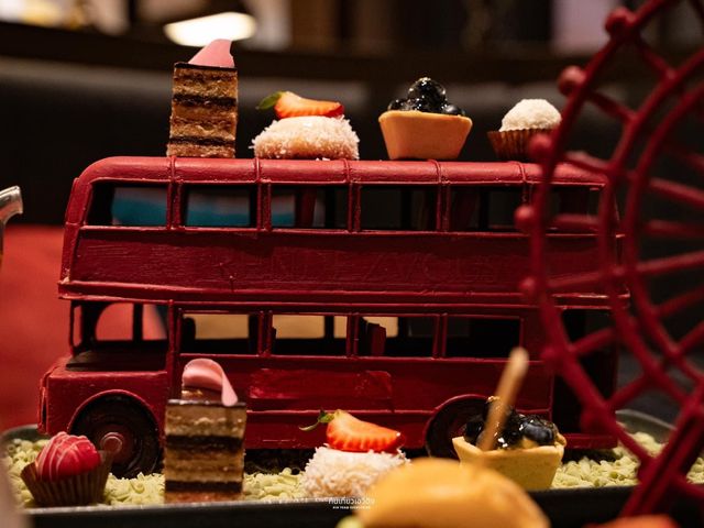 นั่งจิบ Afternoon tea ในโรงแรมหรู