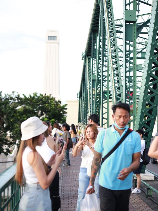 ปากคลองตลาด สะพานเขียว หรือ สะพานพุทธ