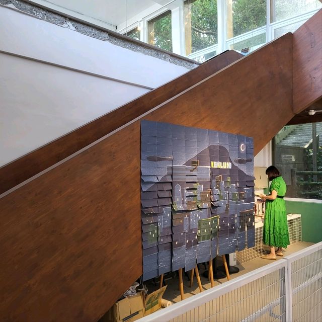基隆最美的風景書店！一邊看書一邊品茶、咖啡，眺望基隆內港山海景觀！