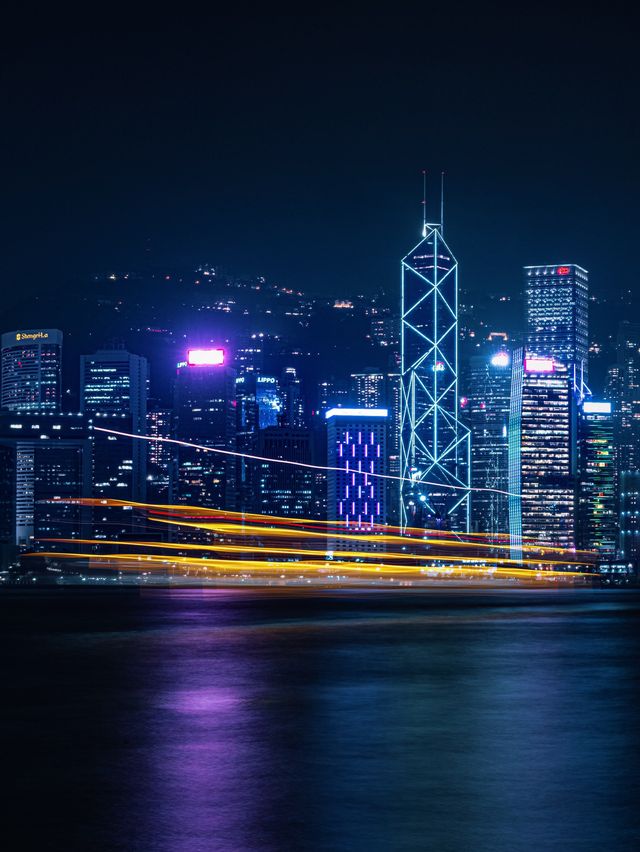 Capture stunning photos at The Avenue of Stars in Hong Kong! 📷
