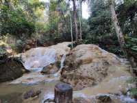 ชมน้ำตกหินปูนสุดงดงาม ในอำเภอเชียงดาว ⛰️