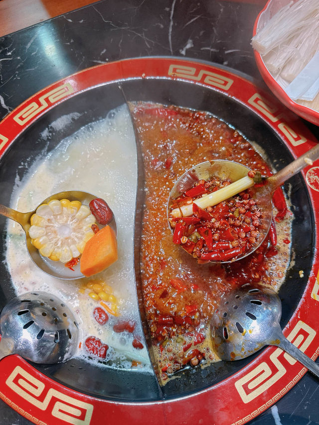 中式宮廷風正宗成都麻辣火鍋｜九龍坎麻辣火鍋