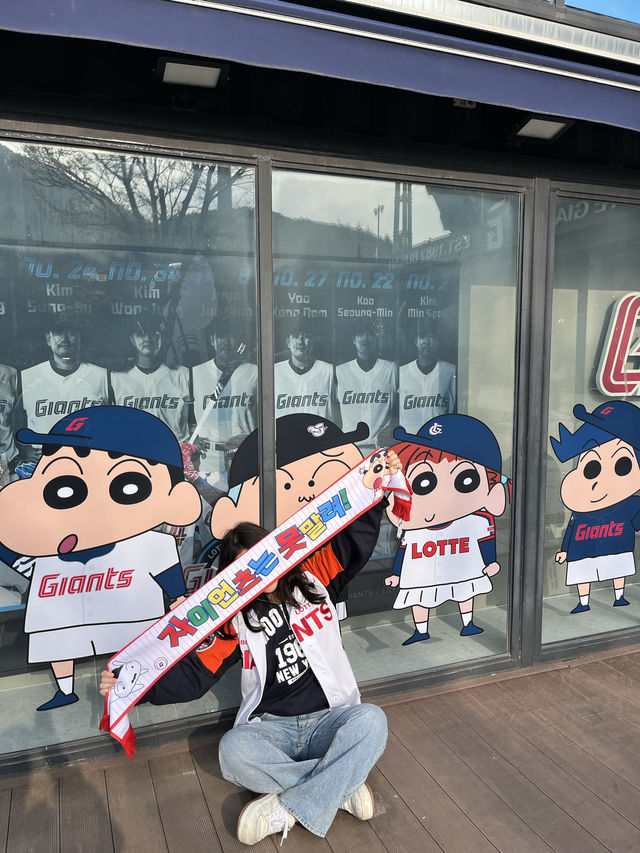 사직야구장은 현재 짱구 콜라보전시중!