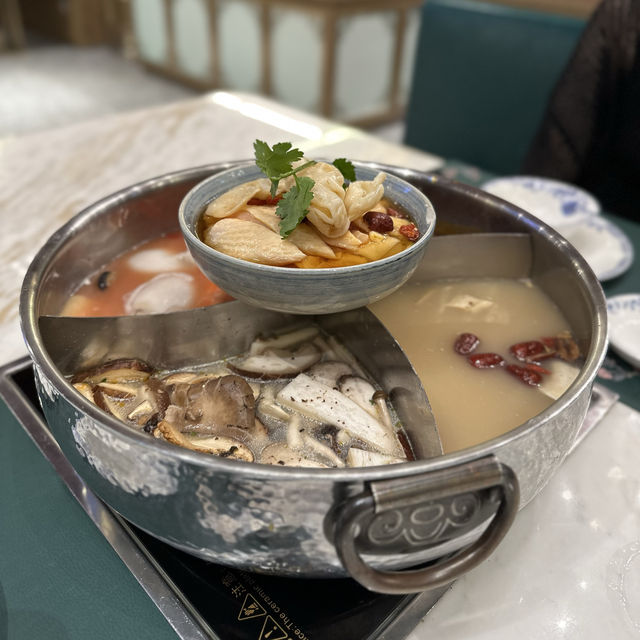 特色四格滋味鍋．足料火鍋湯底