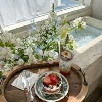 水槽?浴槽？可愛すぎるフラワーカフェ💐