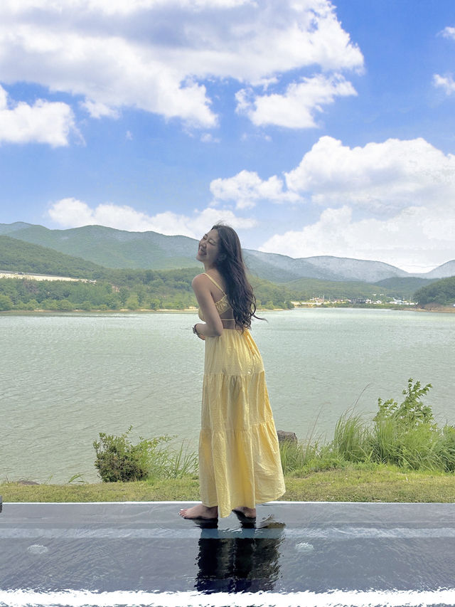 호수 앞 잔잔한 물결 속 편안함을 느낄 수 있는 곳 🌿