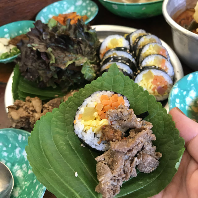 サンチュで巻いて食べるキンパとお肉♡