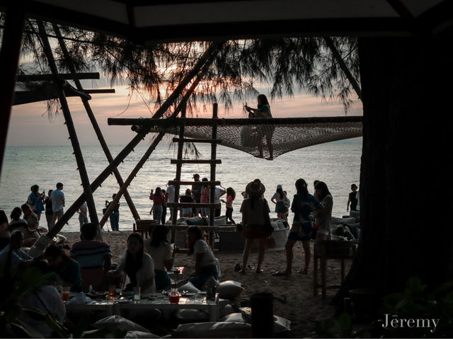 รีวิว Cave Beach Club 