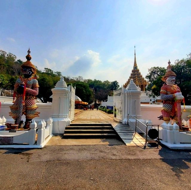 รอยพระพุทธบาทพระสัมมาสัมพุทธเจ้า อายุนับพันปี