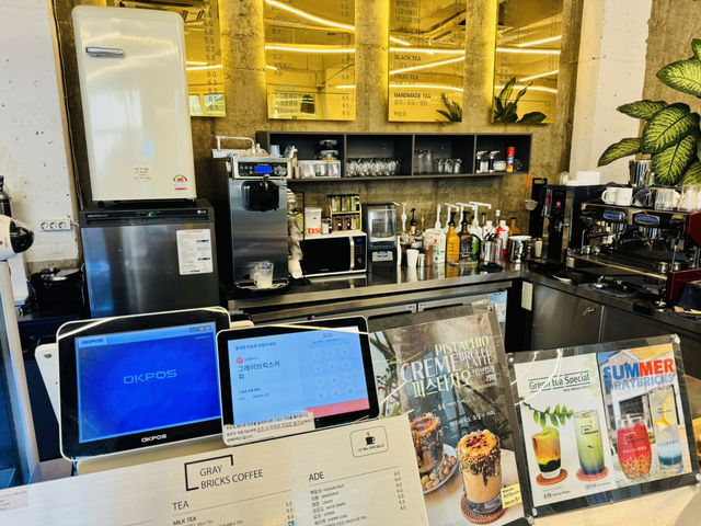 Gray Bricks Coffee: Scenic Sips