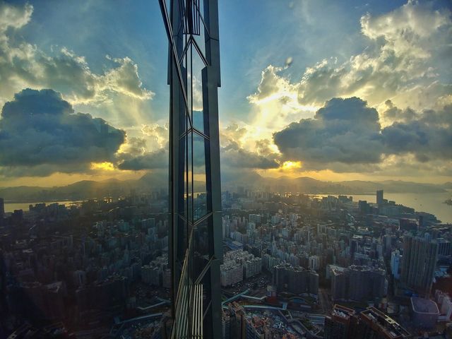 🌇✨ 香港sky100，360度全景欣賞到維多利亞港的美景！ ✨🌇