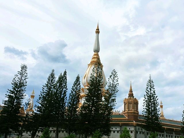 พระมหาเจดีย์ศรีชัยมงคล ผาน้ำย้อย