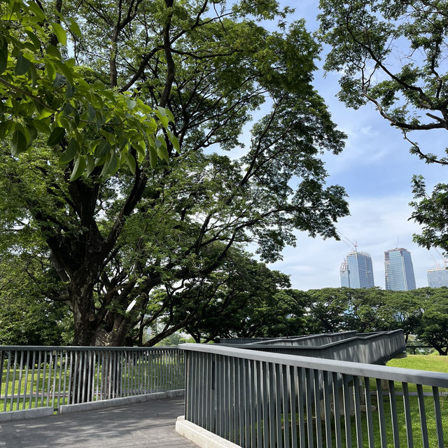 อีกหนึ่งสวนกลางเมืองฮีลใจ “สวนเบญจกิติ” 🏞️🏙️🌷