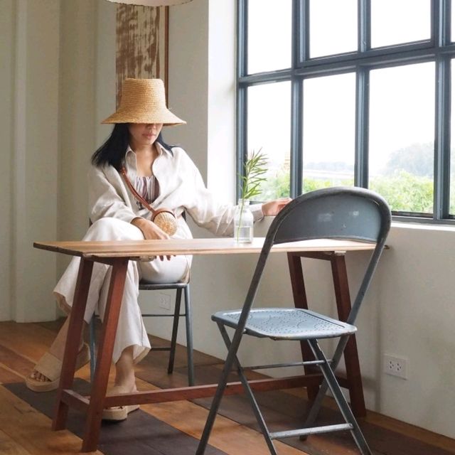 จิบกาแฟ ชมวิวแม่น้ำ ที่ Normal Café โพธาราม
