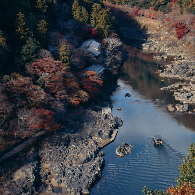 深秋紅葉下的嵐山公園