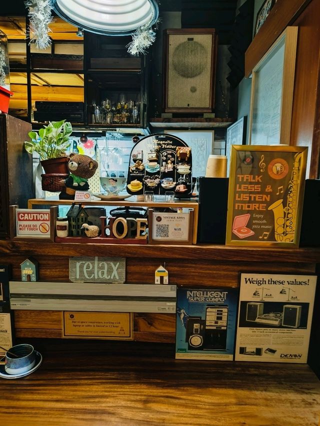 A Retro New Year Gathering Full of Sweet Moments
