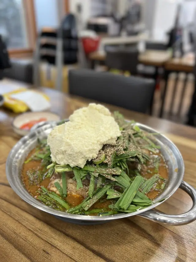 淋上草堂嫩豆腐的馬鈴薯排骨湯！江陵美食