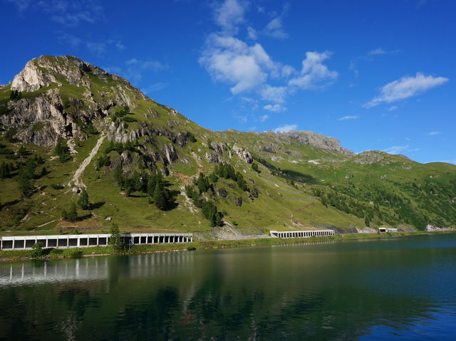 【イタリア・ドロミテ周辺】マルモラーダ山の麓にある美しい山岳湖