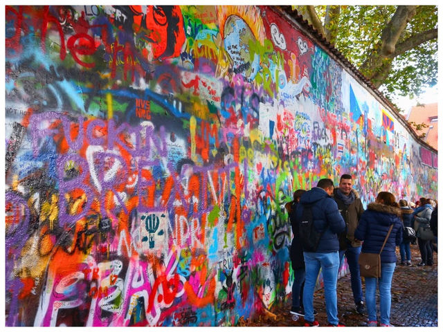 【チェコ/プラハ】歴史的名所！＊ジョンレノンの壁（Lennon Wall）＊