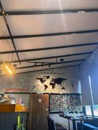 ร้านฮาลาลลับ ลพบุรี ดีนะที่ขับรถไม่ไว แอบอยู่หลังรั้วต้นไม้