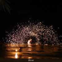 ดินเนอร์ริมหาดสุดโรแมนติก พร้อมโชว์กระบองไฟตื่นตา