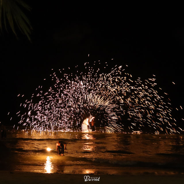 ดินเนอร์ริมหาดสุดโรแมนติก พร้อมโชว์กระบองไฟตื่นตา
