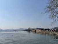 🏞️ **【杭州西湖與斷橋：詩意與浪漫的交匯】** 🌸  