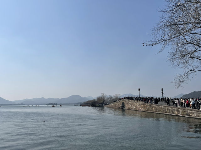🏞️ **【杭州西湖與斷橋：詩意與浪漫的交匯】** 🌸  