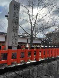 ⛩️穿越千本鳥居⛩️，探索伏見稻荷大社的神秘魅力🦊