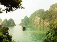 ล่องเรือชิลๆ ชมวิวสุดอลังที่ฮาลองเบย์